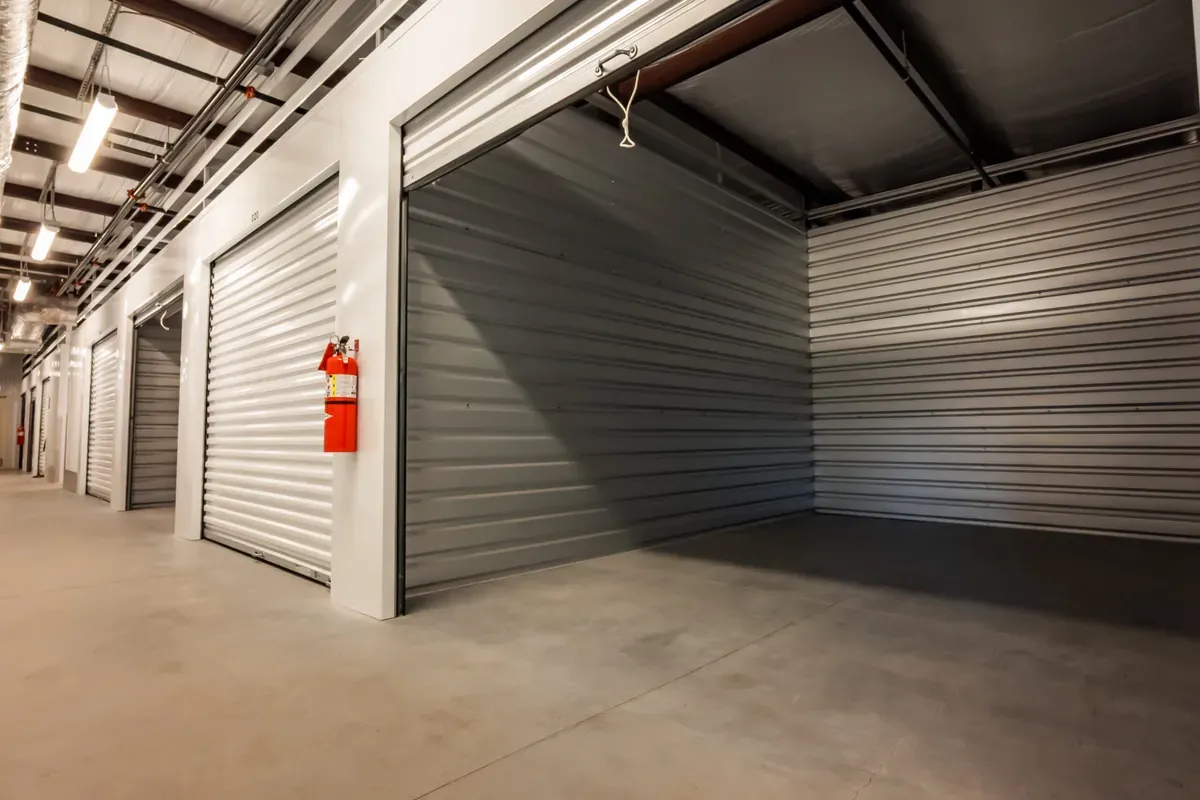 storage unit with roll up door